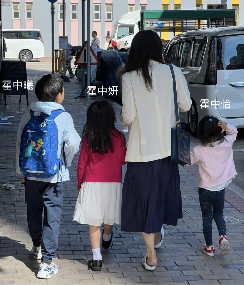 郭晶晶独自带3个孩子出街,再穿59元帆布鞋,俩女儿大夏天穿毛衣_腾讯