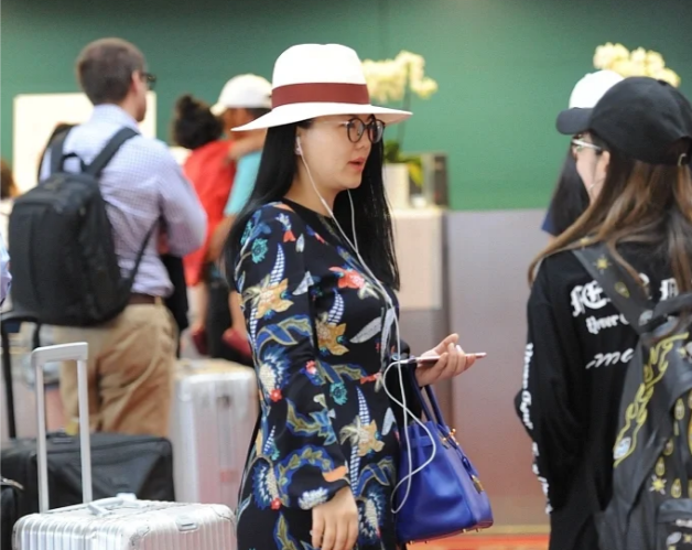 退休李湘现身寺庙,身材臃肿又发福,年轻男子相伴,疑似恋情曝光_腾讯