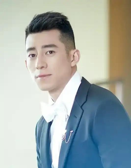 混血脸却演活中国知青！ 鲁诺：父亲是德国人，我却扎根北京胡同16年 _腾讯新闻