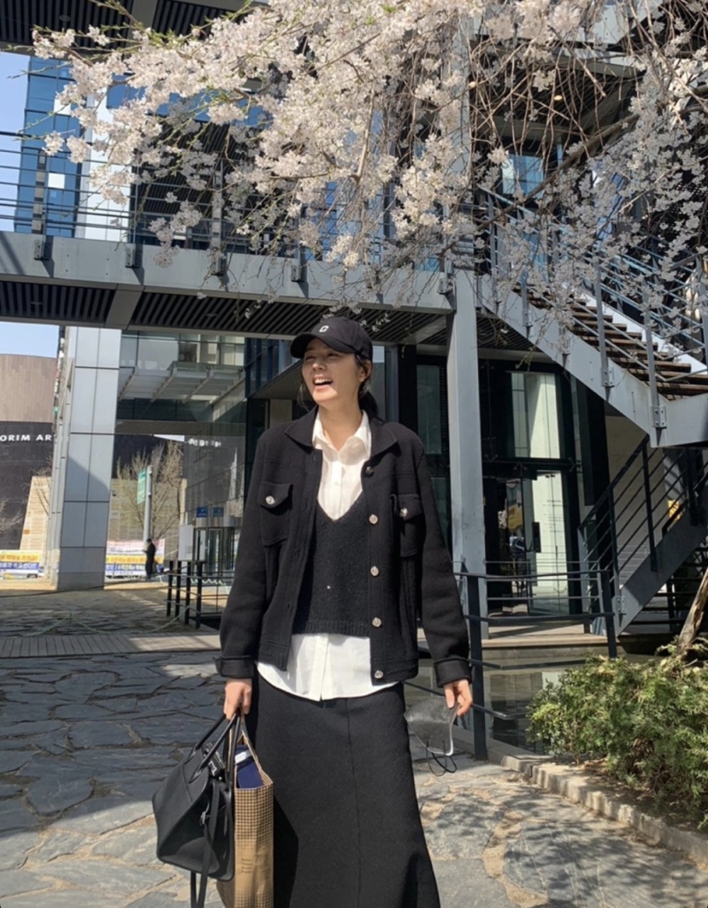 在公开的照片中,韩佳人展现了现代休闲的时尚感,让人眼前一亮