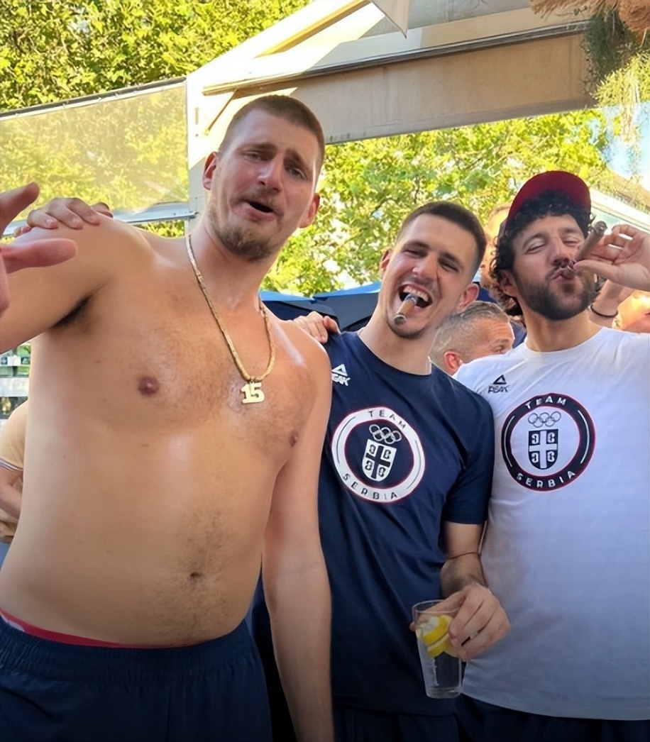 约基奇摘铜太开心:狂笑咬奖牌 露出大肚腩喝啤酒 抱起女儿转圈