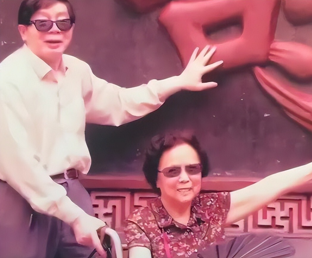 带三个娃下嫁小14岁丈夫，她因病逝8年后，丈夫的做法让人泪目-腾讯新闻