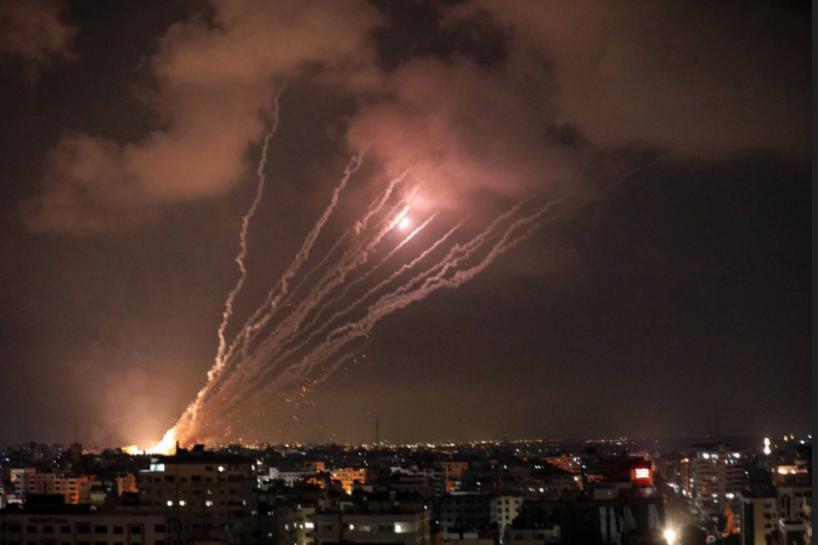 在基地内的防空系统根本来不及拦截,导致基地内发生剧烈爆炸和火灾