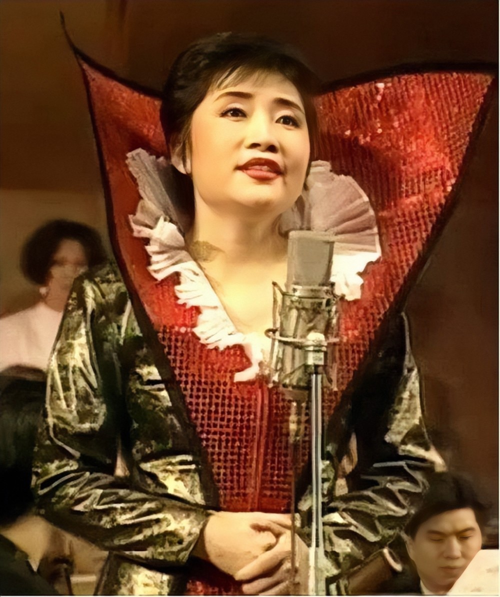 凭《青藏高原》封神,不顾老母亲苦劝出家,歌手李娜的现状如何?