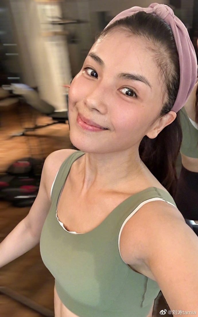 45岁刘涛被质疑整容本人晒素颜健身照力证天然美马甲线抢镜
