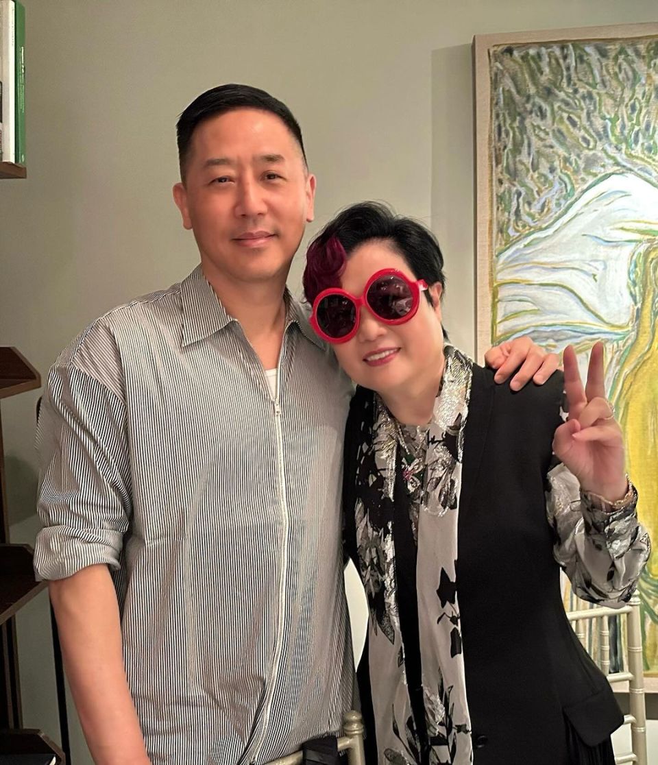 57岁周慧敏罕见与丈夫倪震同框参加派对,恩爱合影力破婚变传闻