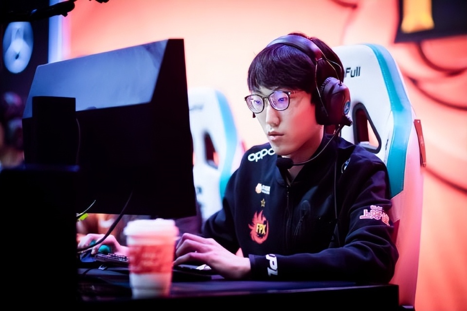 nuguri采访直言:在lpl,选手像偶像一样!去fpx有一半是因为钱_腾讯新闻