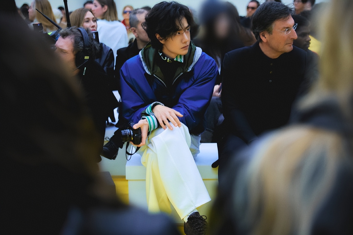 王一博巴黎時裝周受歡迎，外國攝影師都喊破音了，場內社交時獲陳都靈溫柔注視 - 