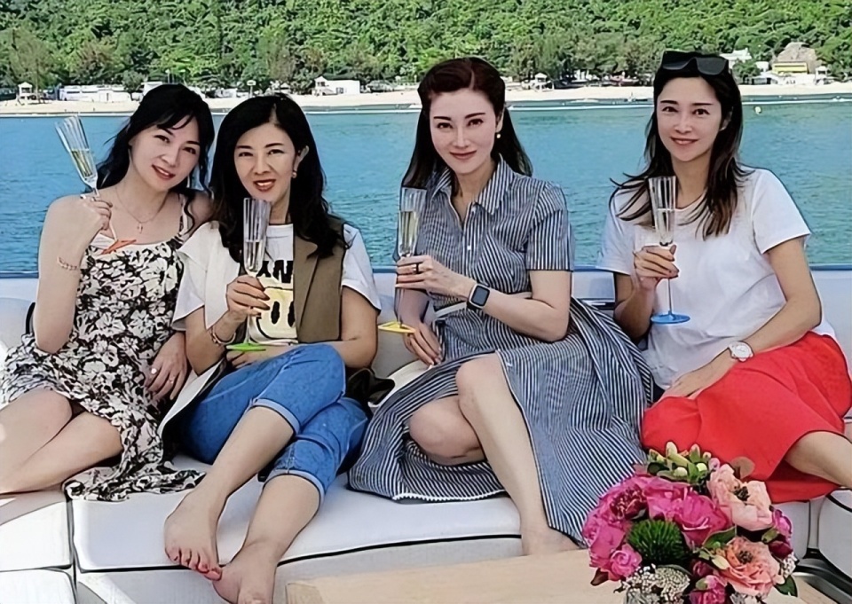 刘銮雄不再虚弱久违现身富豪聚会由甘比陪着跟李嘉欣闺蜜合影