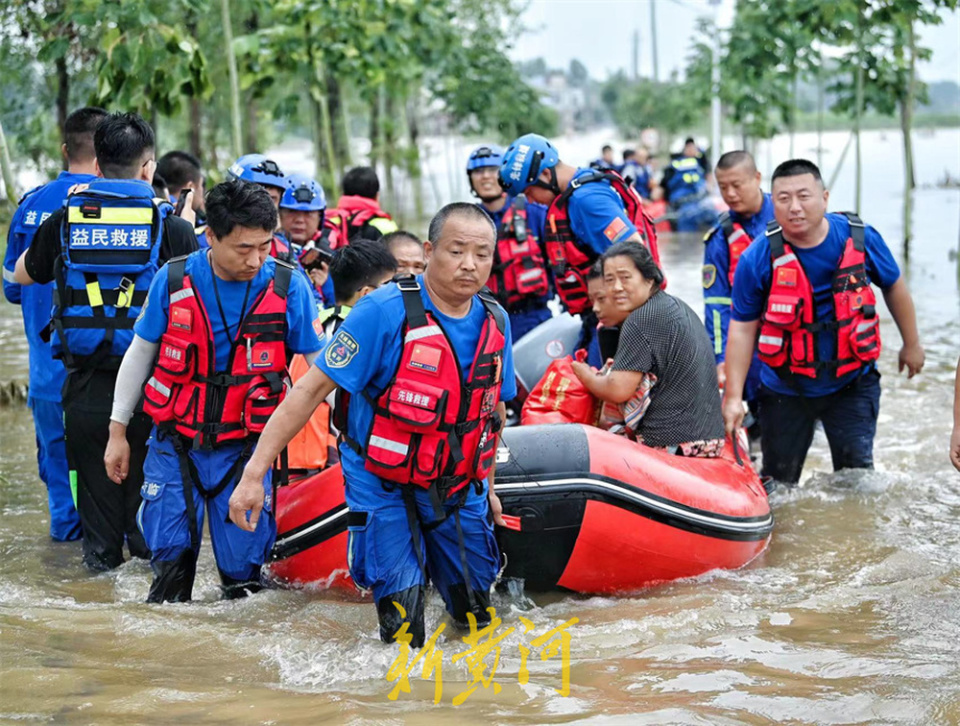 暴雨后的河南唐河县:救援队在齐腰深的大水中紧急救援