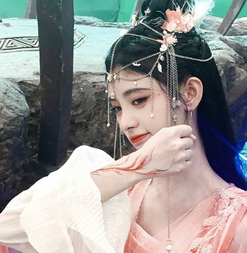 6月1日,鞠婧祎在社交平台分享一组《花戎》剧组片场照,照片中,她对镜