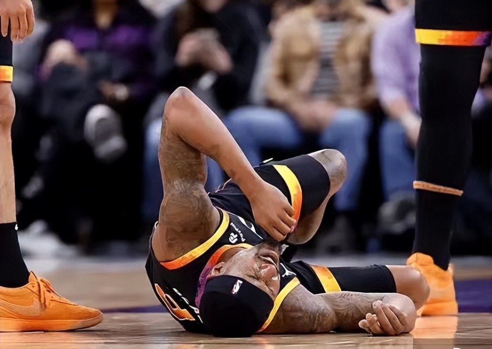 输球的原因之一就是詹姆斯状态低迷,本场比赛詹姆斯14次出手只命中了5