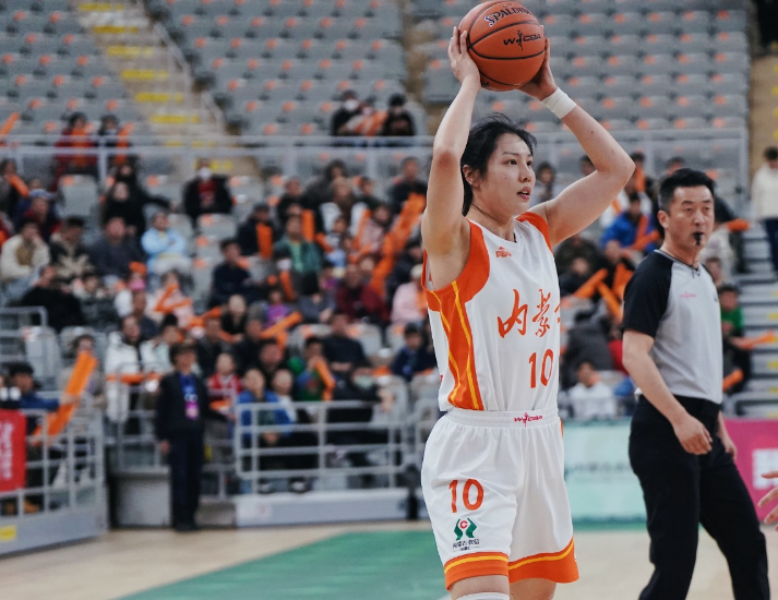 张茹是一位身高1米86的前锋,在中国女篮担任替补小前锋,与李梦擅长