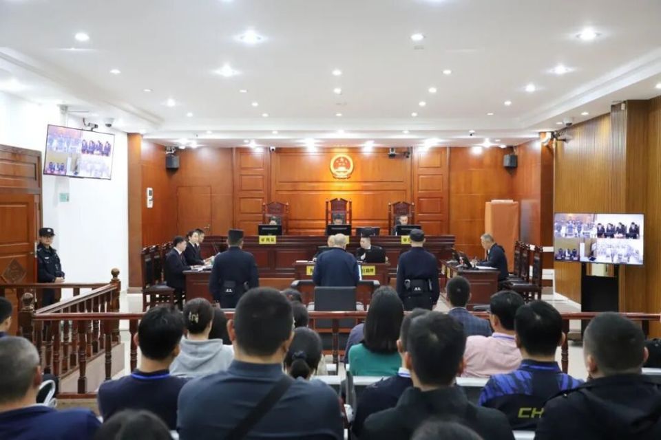 海南省足协原主席吕建海受审，被控受贿、贪污数额特别巨大