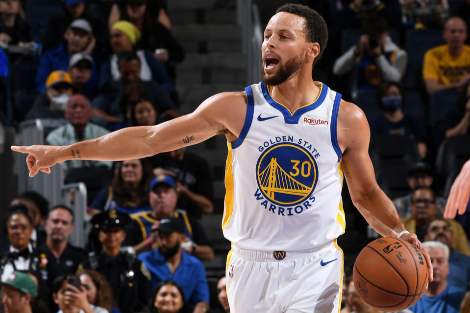 谁还敢小瞧勇士?库里5.5秒三分绝杀 再现招牌晚安庆祝-腾讯新闻