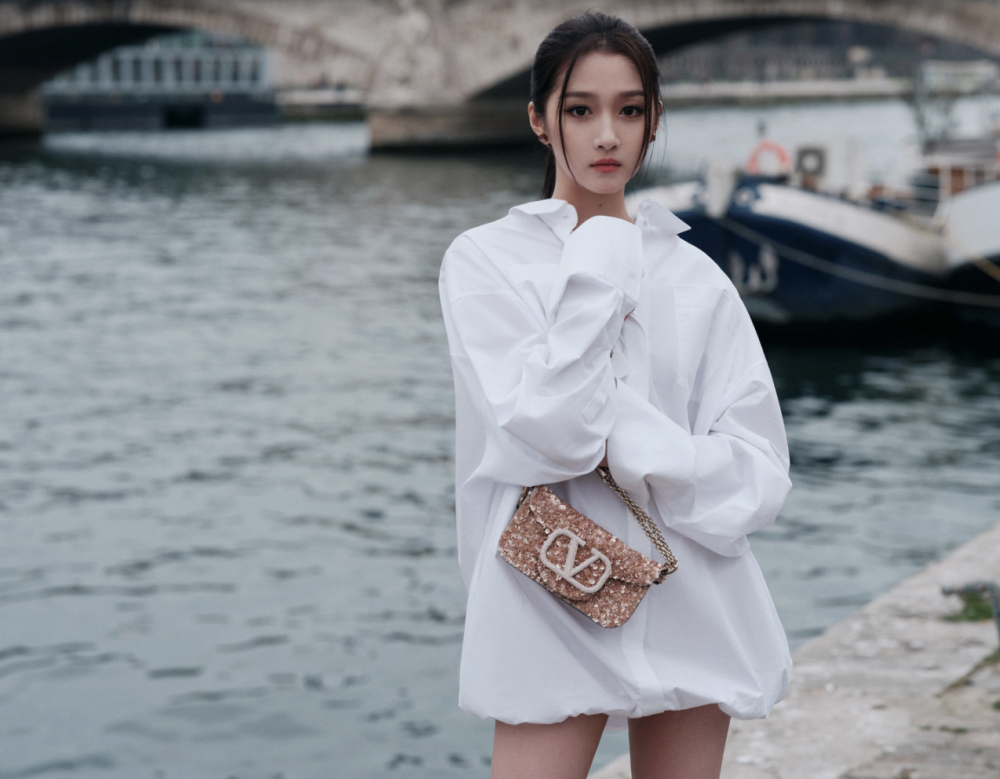 关晓彤穿大码白衬衣巴黎看秀,玩下衣失踪,被吐槽像宿醉在男友家_腾讯