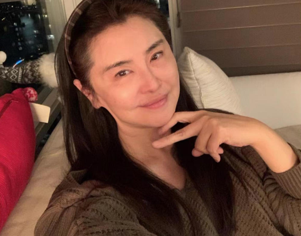 王祖贤还罕见晒出了无滤镜的素颜照,55岁的她看上去脸型变得圆润了不