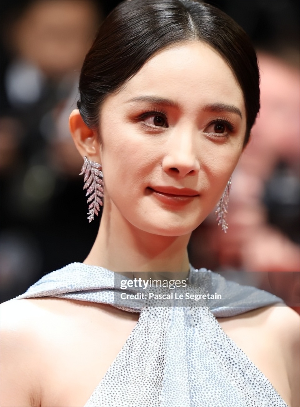 可国外的镜头一点也不惯着杨幂,直接对着她的脸拍摄,连毛孔和皮肤的