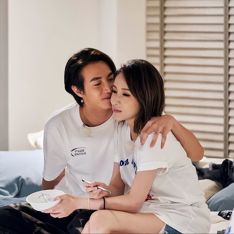 萧亚轩终认分手,黄皓被曝与女邻居闪婚,恋爱细节老婆容貌全公开-腾讯