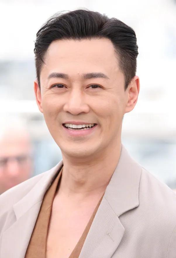 戛纳红毯第三弹:钟楚曦再次惊艳,张天爱好敢穿,奚梦瑶超模范