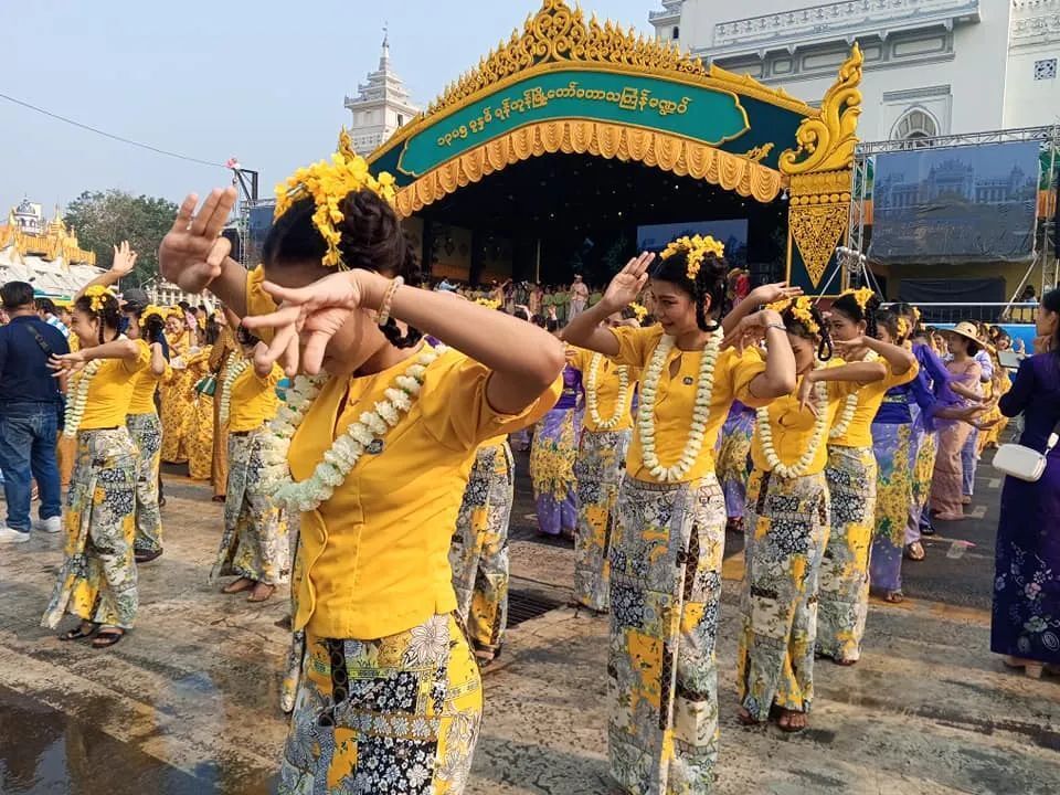 泼水 狂欢 缅甸传统泼水节开幕仪式【超多高清现场图】_腾讯新闻
