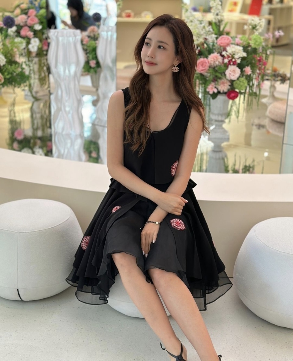 李多海的夏季露脐装,魅力十足,尽显可爱