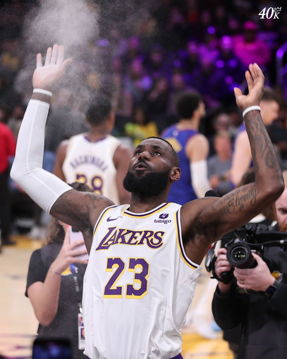 对于詹姆斯40000分,哈姆表示:我很荣幸能够站在这里见证那个伟大的