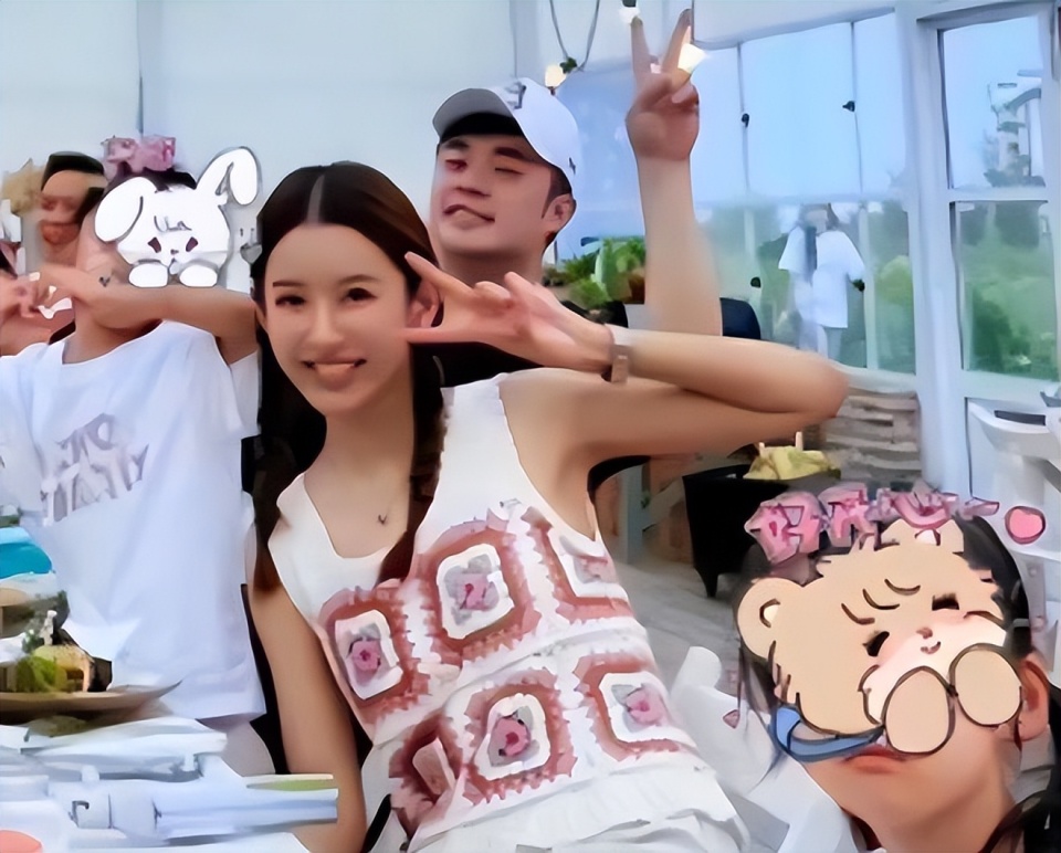 陈赫庆女儿满7岁,张子萱穿背带裤现身被指像怀三胎,陈赫未否认_腾讯