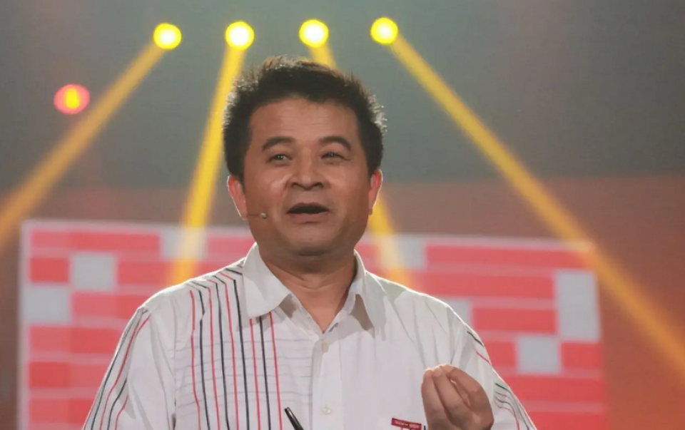 毕竟毕福剑曾经是央视主持人,主持过著名的平民才艺展示节目《星光