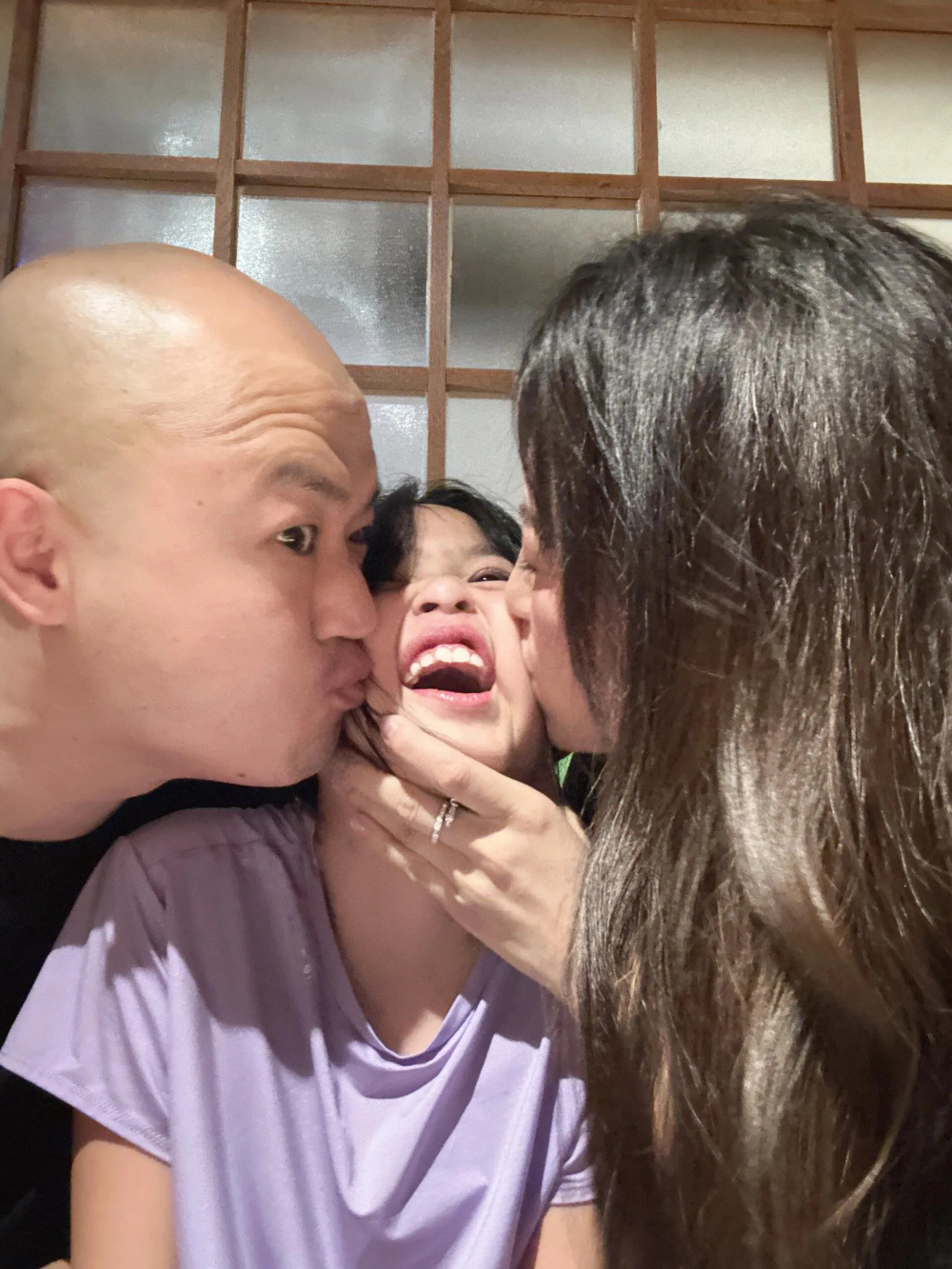 包文婧晒全家福庆生,和包贝尔亲吻女儿脸颊,一家三口欢乐幸福