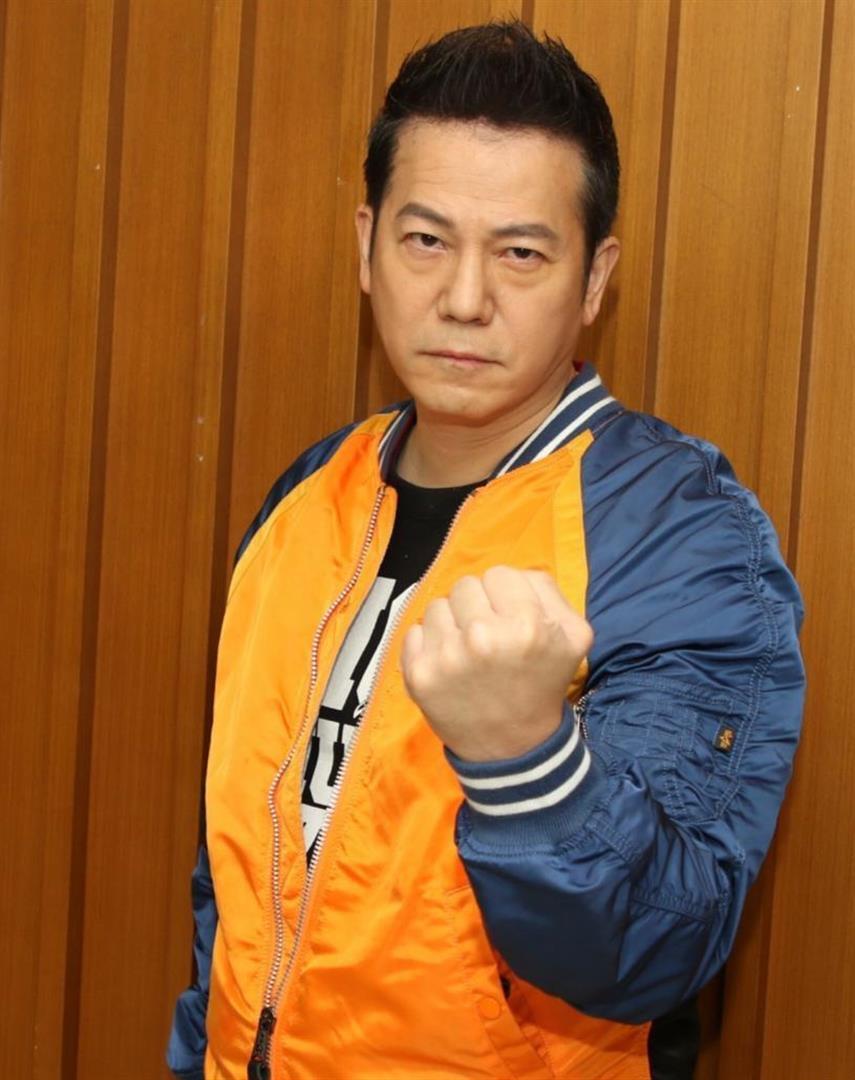 欧锦棠携妻移民加拿大四年，自曝每天养猫做手工，生活充实不后悔_腾讯新闻