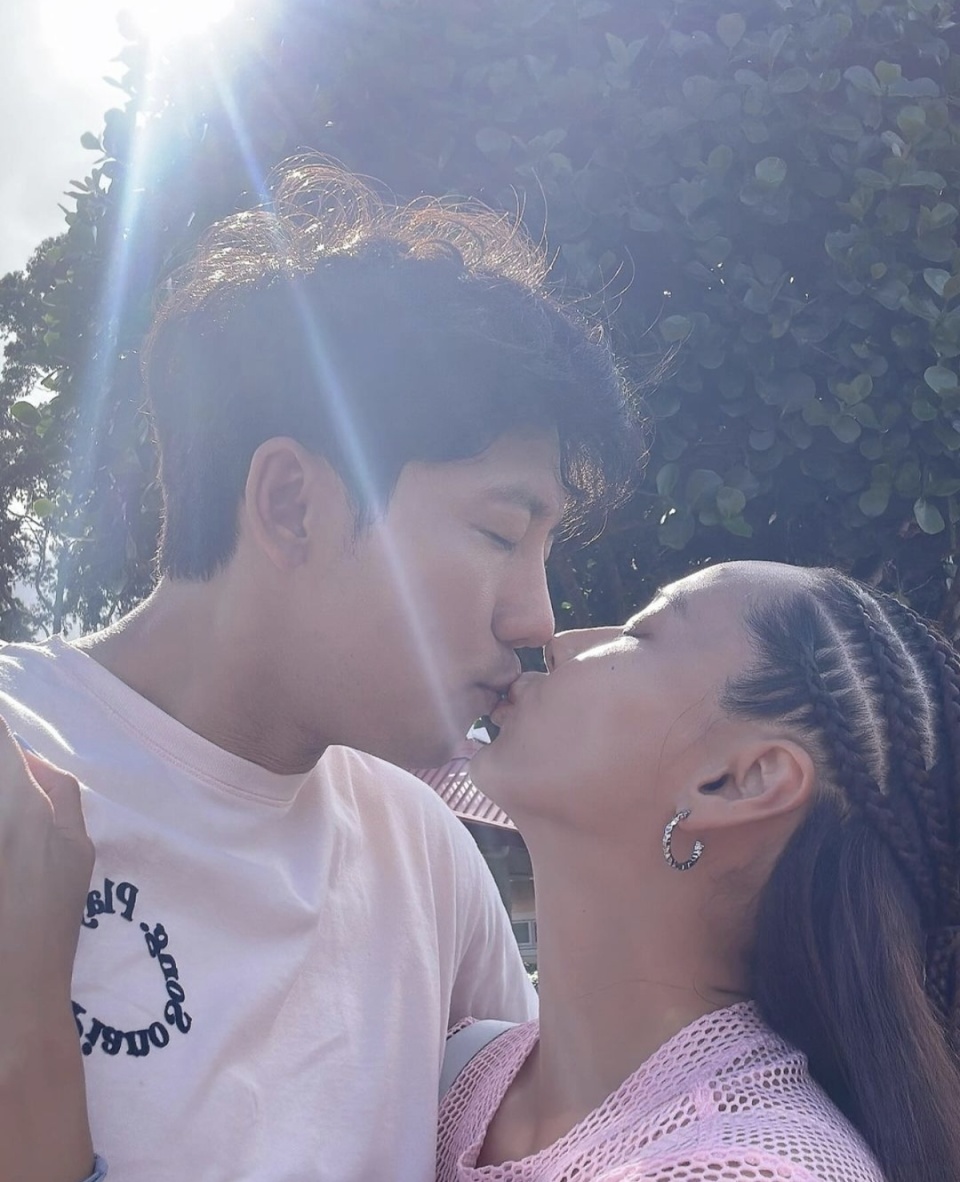 结婚14年仍甜蜜,奇太映与柳真甜蜜亲吻如新婚