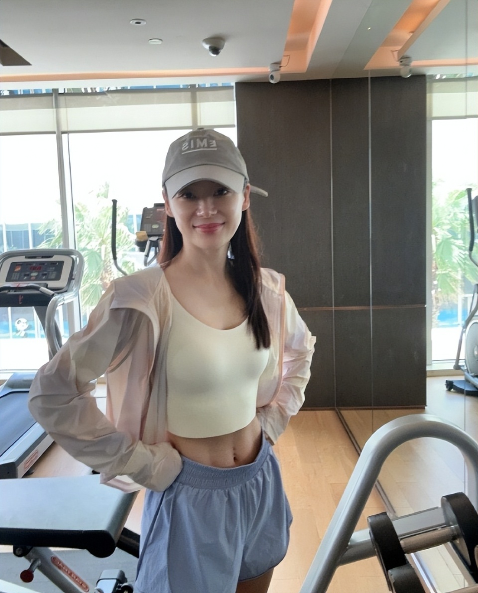 37岁袁姗姗晒健身照,再现"马甲线"女神风采,零赘肉身材美爆了