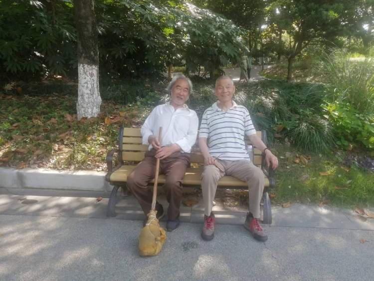 身手矫健如年轻人一般