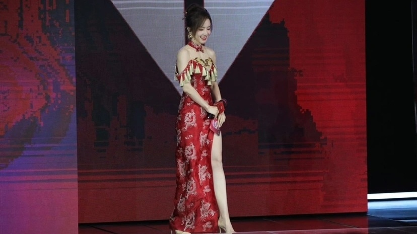 说是绞尽脑汁了,为了让关注度回暖,年前收官之日,余霜一则高叉旗袍