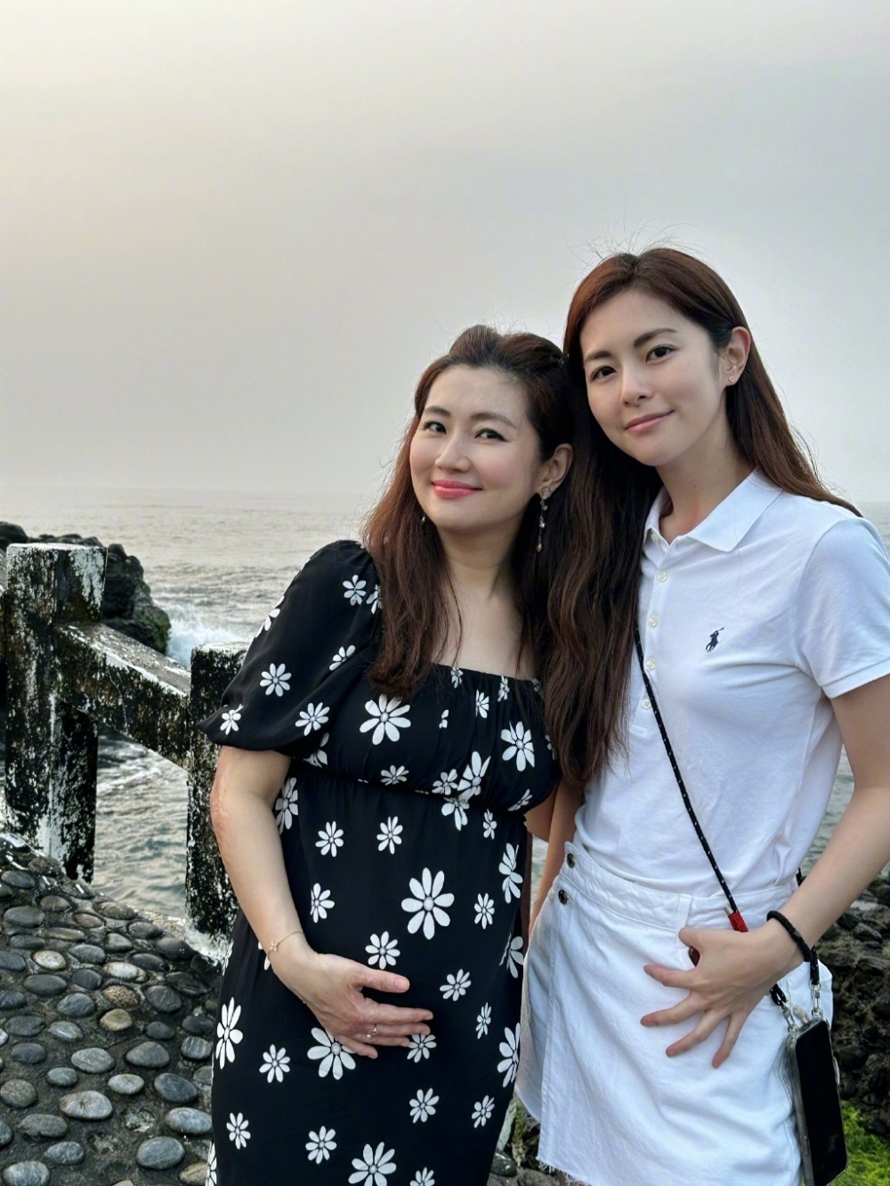 selina与妹妹一起拍摄合照,爸妈镜头下姐妹俩一起活泼开朗一个文静