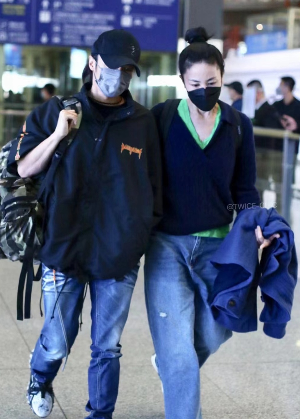 去年差不多这个时候,王菲跟谢霆锋也曾在北京机场合体,当时两人手牵手