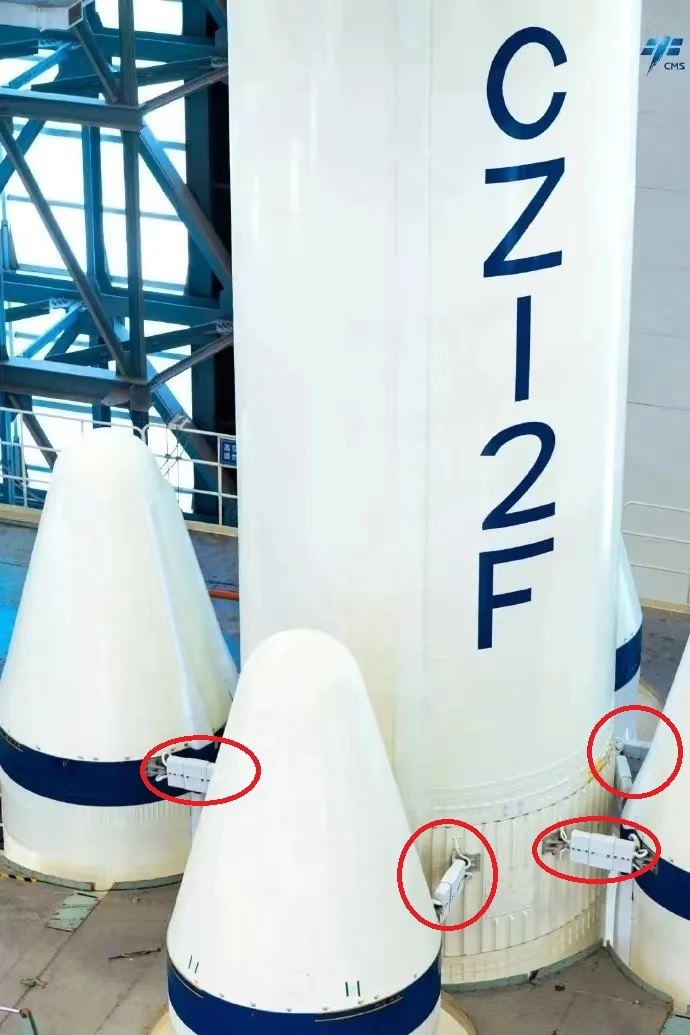 助推器差不多能输出上百吨的推力,全靠小小的分离装置传递到火箭芯