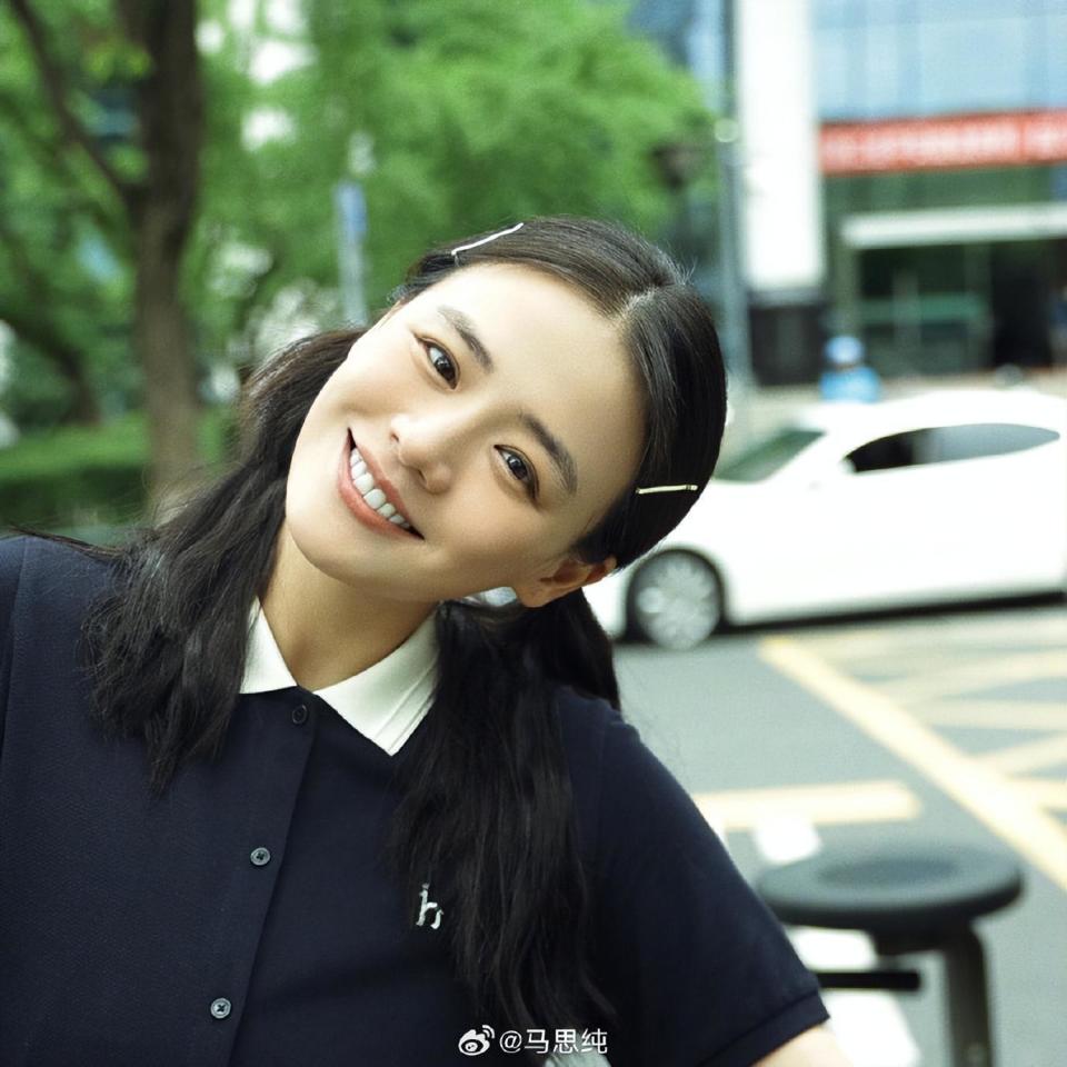 马思纯穿超短裙秀长腿,瘦身后状态越来越年轻,眉眼弯弯超少女