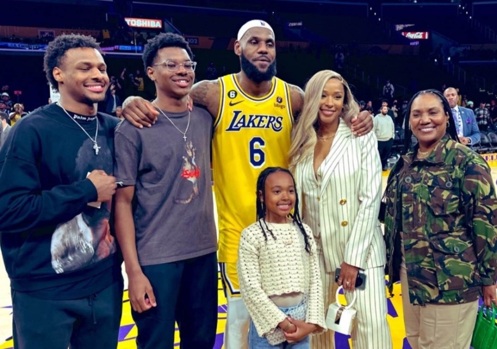 小女儿朱莉,妻子莎瓦娜,母亲格洛丽亚都在现场见证了詹姆斯成为了历史