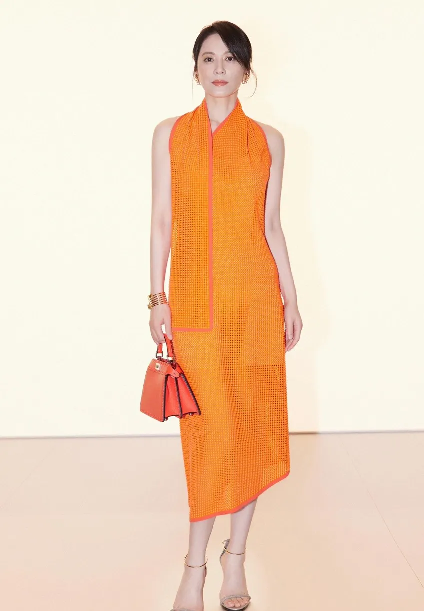 53岁俞飞鸿与国际名模比美,一件橙色连衣裙完胜,年龄真不是问题