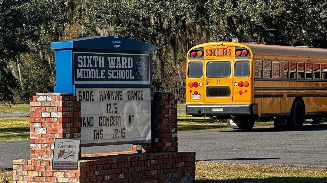 13歲女孩發現男同學傳播她AI果照，一怒扇他一巴掌！結果，她被開除了 - 