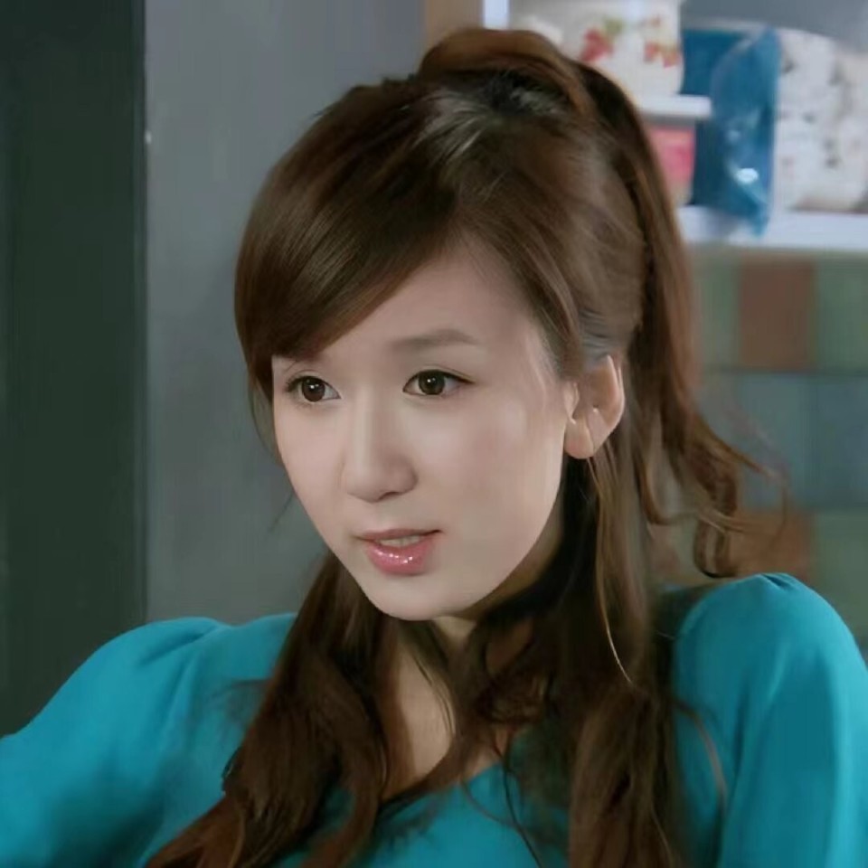 娄艺潇恋情曝光!被拍到靠在男子怀里,出道至今绯闻男友也多