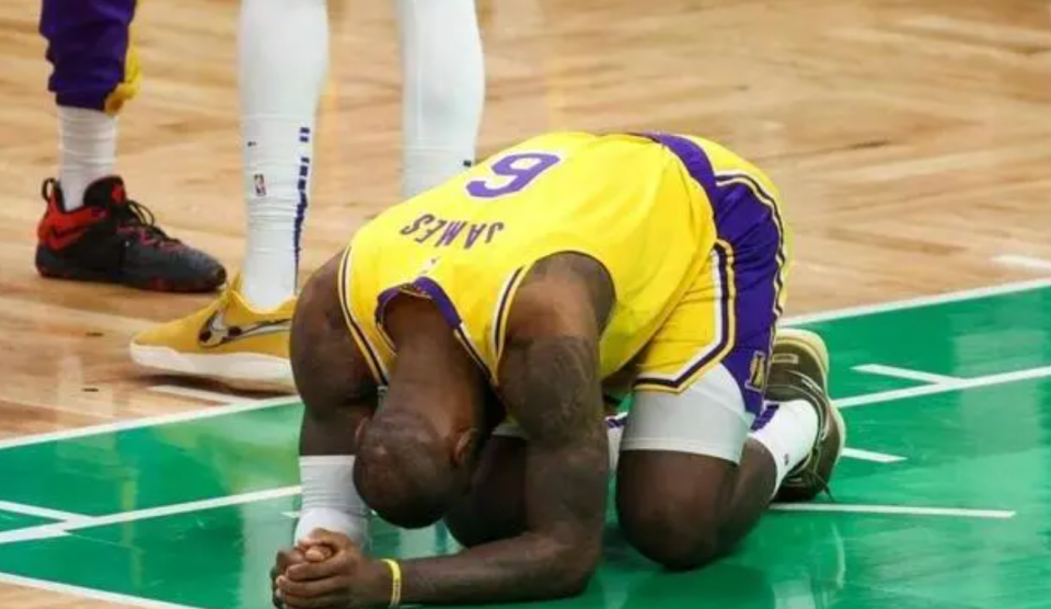 争议詹姆斯上个赛季跪地如今疯狂申诉不满罚球有望倍增