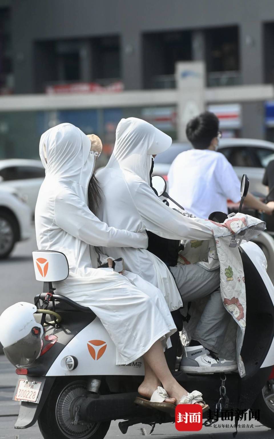 成都热浪来袭 出行防晒"全副武装"|图集