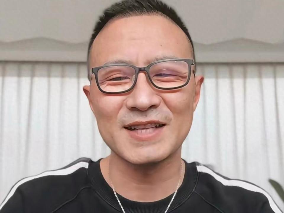 汪峰森林北牵手逛街,女方素颜近照曝光,眼角皱纹明显,不像33岁