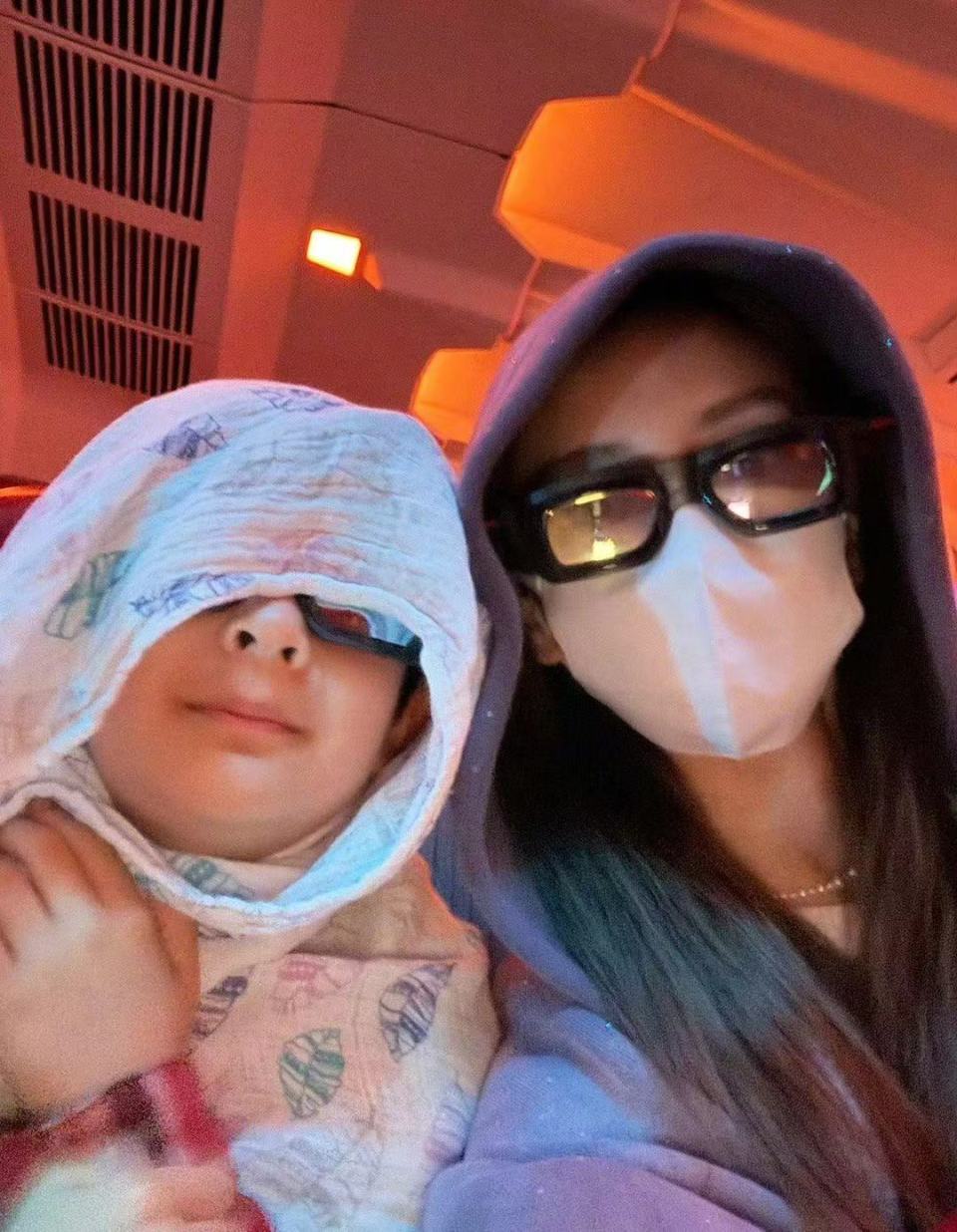 杨颖晒和儿子小海绵合影,网友猜小海绵更像谁