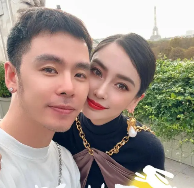 angelababy浑身奢侈品现身伦敦,与混血男孩合影,身材