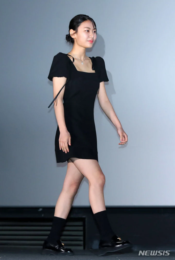 金秀安在最近上映的,已故李善均的遗作之一电影《逃脱:沉默计划》中