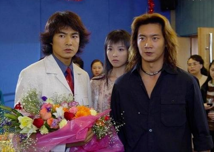 如今杨俊毅退圈当武术教练,46岁的于波还在坚持拍戏,前段时间播出的